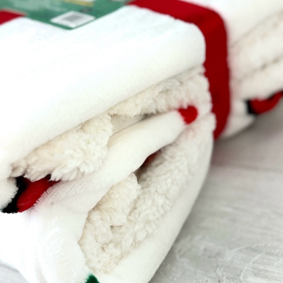 Hello Kitty Christmas Blanket - Picture 2 of 5